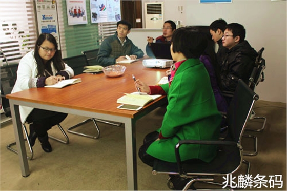 圖中為董工講解條碼打印機(jī)知識(shí)