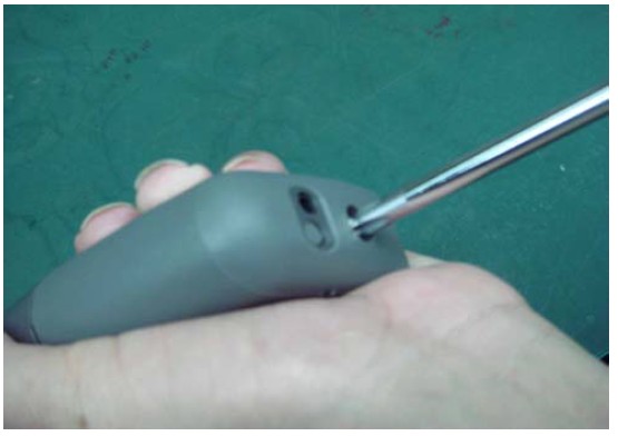 上緊螺絲直至條碼掃描器底蓋牢固